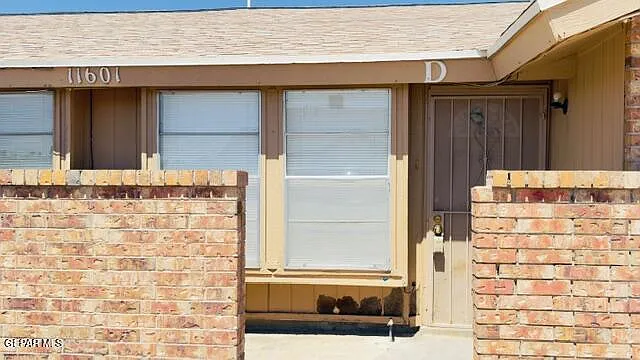 2 bed, 1.0 bath, 800 sqft, $900 — Photo 2