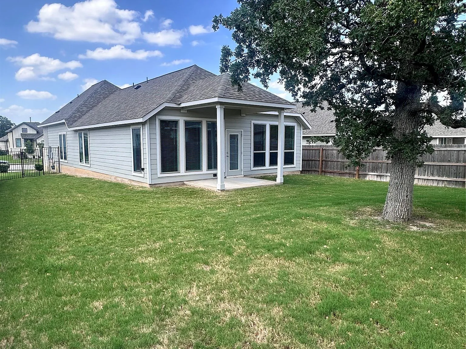 3 bed, 2.5 bath, 1621 sqft, $2,349 — Photo 2