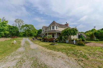 3rd image of 122 Montauk Hwy