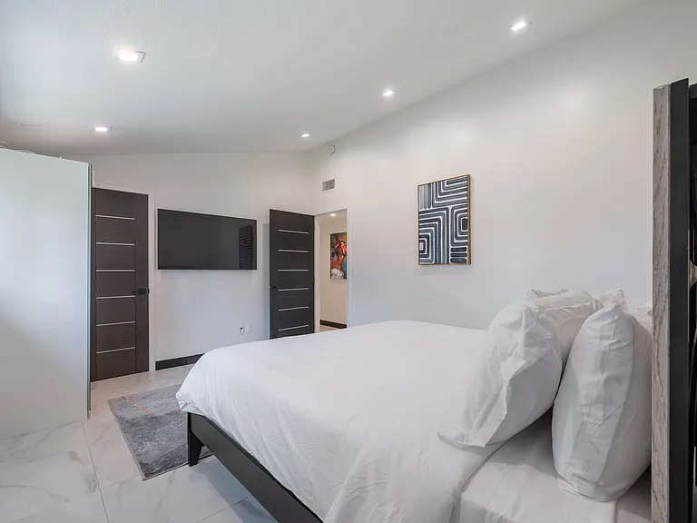 20412 Oxnard St — Photo 12