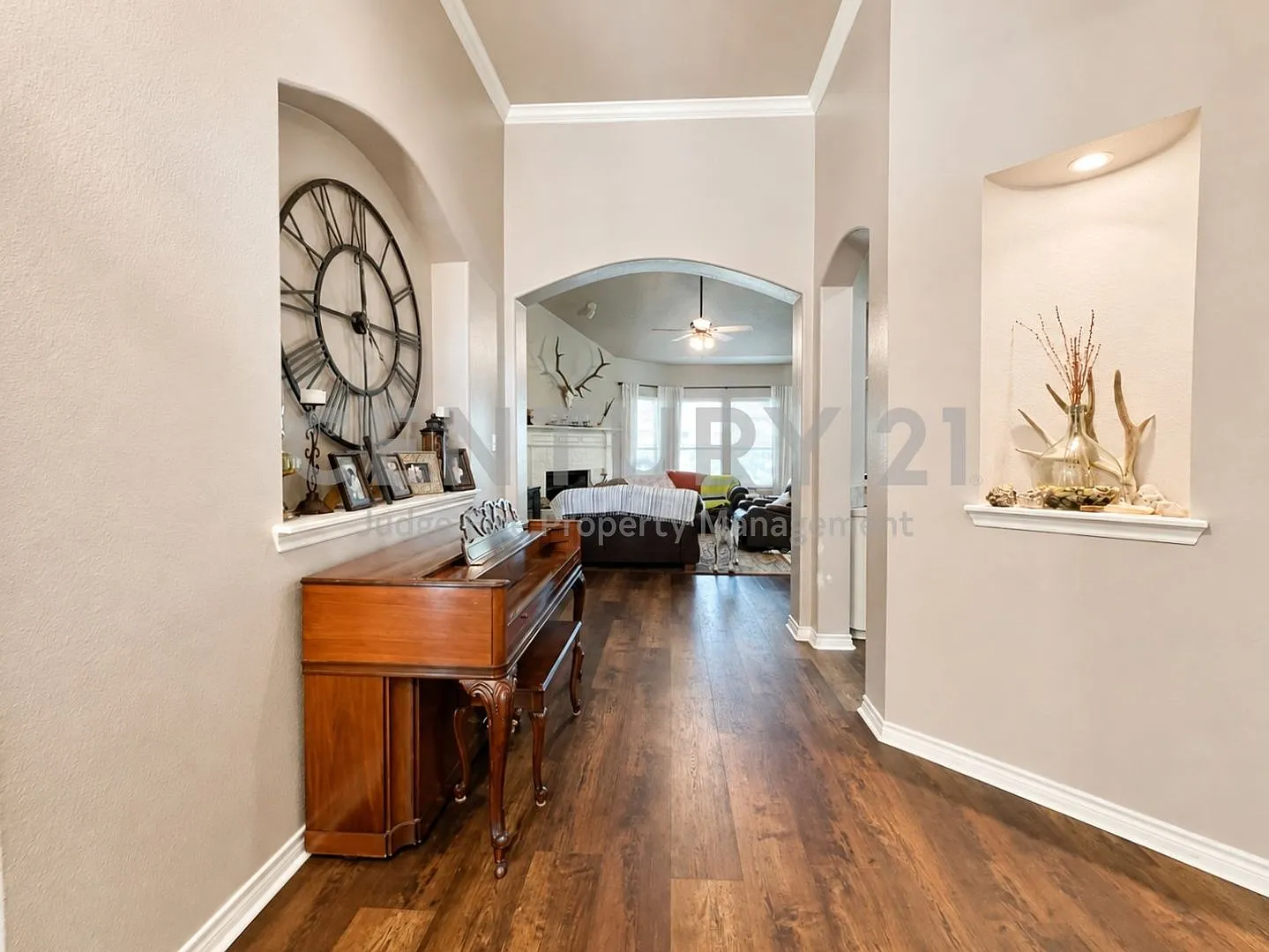 Delightful 4/2/2 with Refreshing In-Ground Pool in Weatherford For Rent! — Photo 4