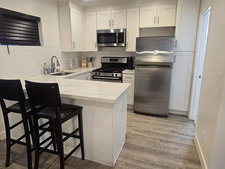 17733 Gault St — Photo 3