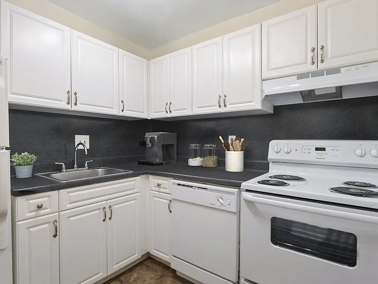 Berkdale Apartments — Photo 11