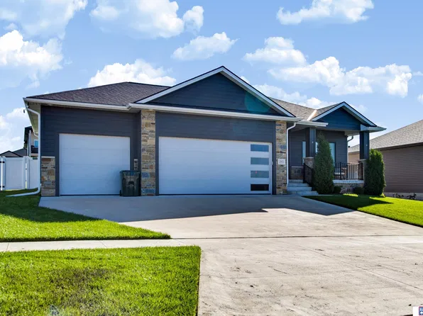 10621 Shore Front Dr, Lincoln, NE 68527