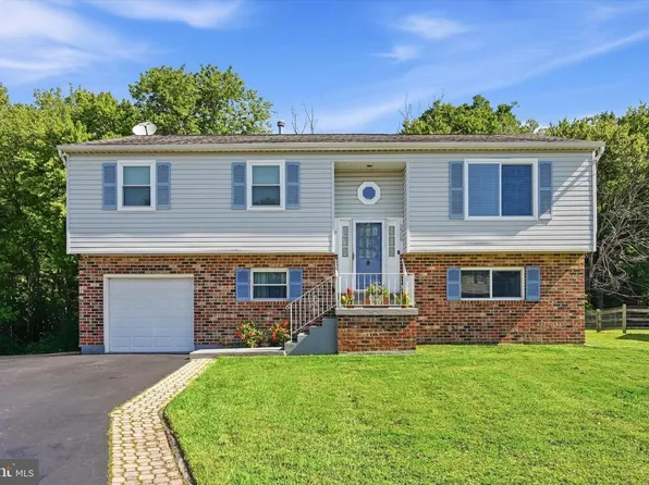 2309 Ferncroft Cir, Upper Chichester, PA 19061