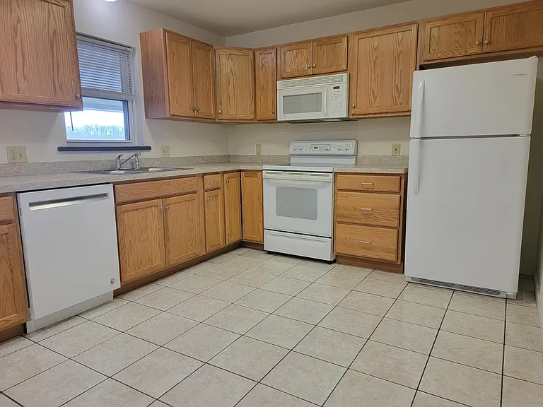 144 Greenland Dr — Photo 4