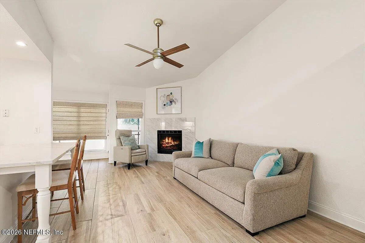 2 bed, 2.0 bath, 1113 sqft, $2,300 — Photo 3