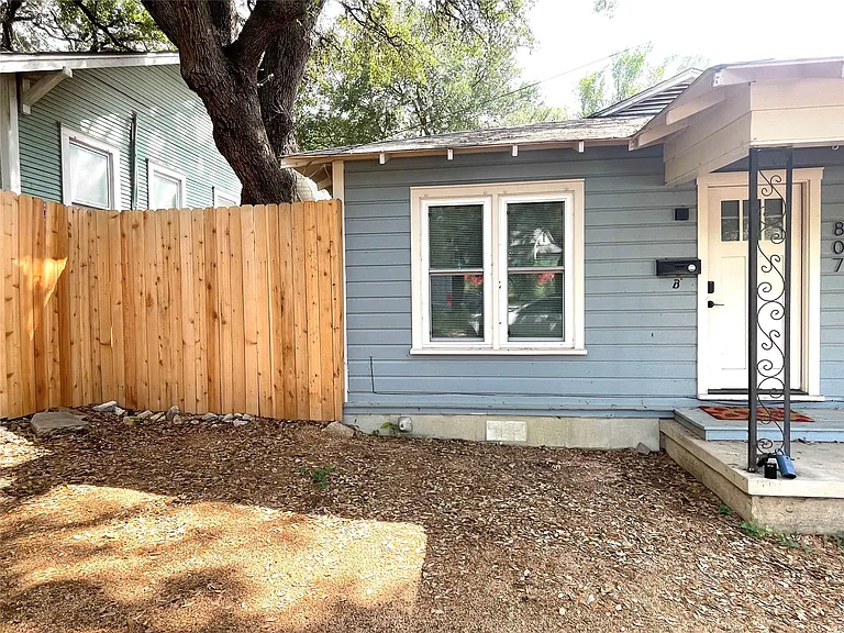 807 E Riverside Dr #B — Photo 2