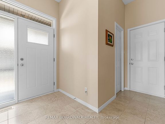 4th image of 110 Riddell St