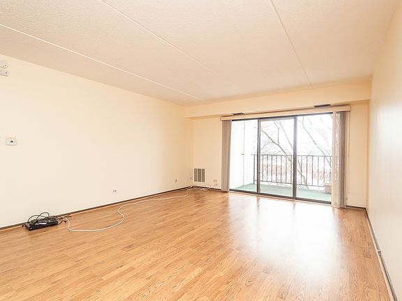 3rd image of 450 Plum Creek Dr APT 305