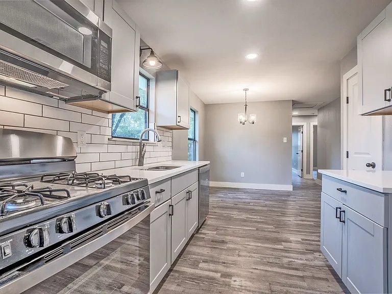 2423 Fenwick Dr — Photo 10