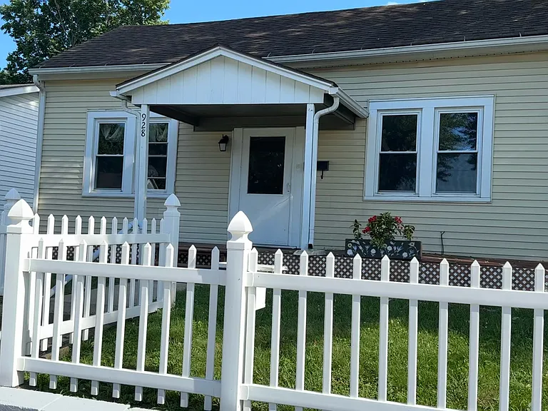 928 Jefferson St — Photo 3