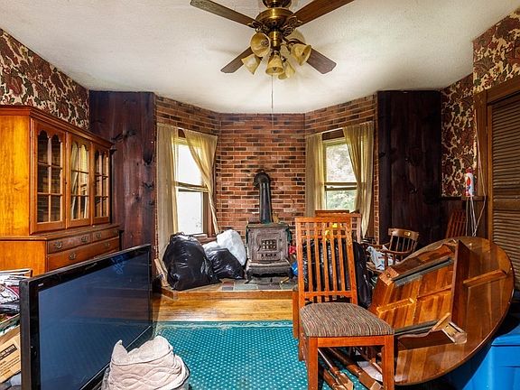 3rd image of 42 Circle St