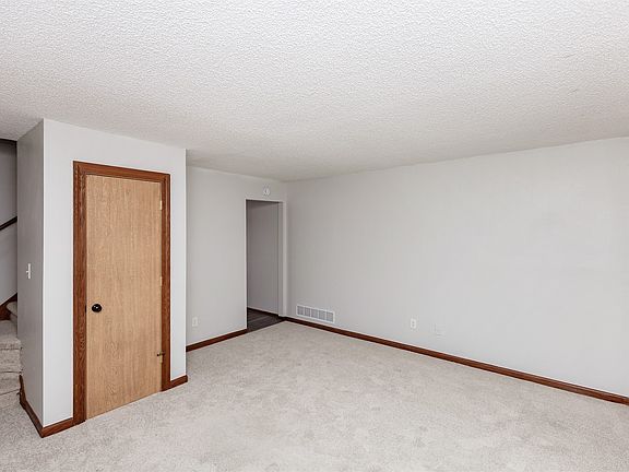 3rd image of 617 Hickory Hill Ln