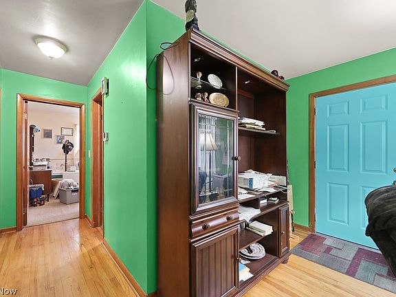 4th image of 959 W Broadway St