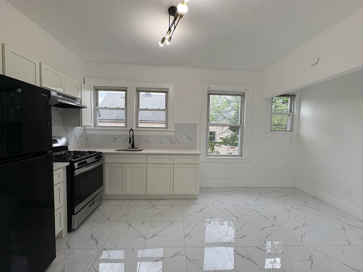 3 bed, 1250 sqft, $2,395 — Photo 2