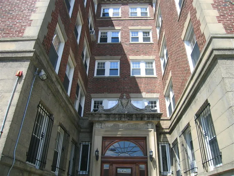 40 College Ave — Photo 2