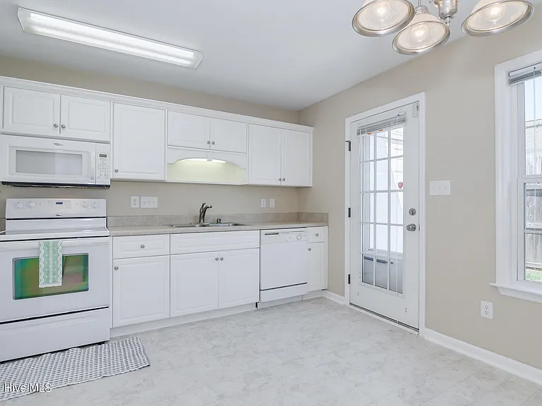 1723 Elizabeth St — Photo 14
