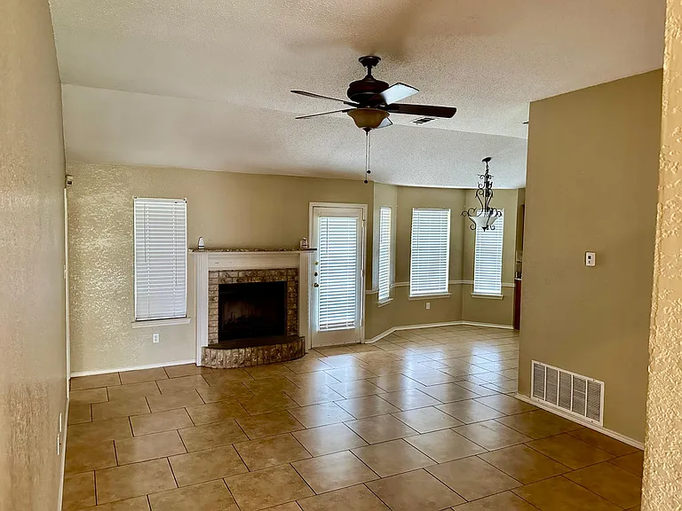 2207 Waterfall Dr — Photo 2