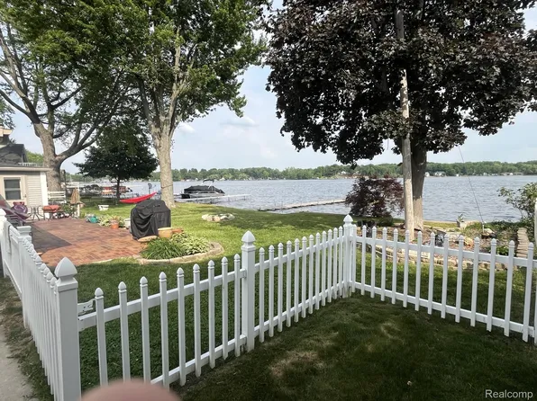 1138 Lakeview Dr, Lake Odessa, MI 48849