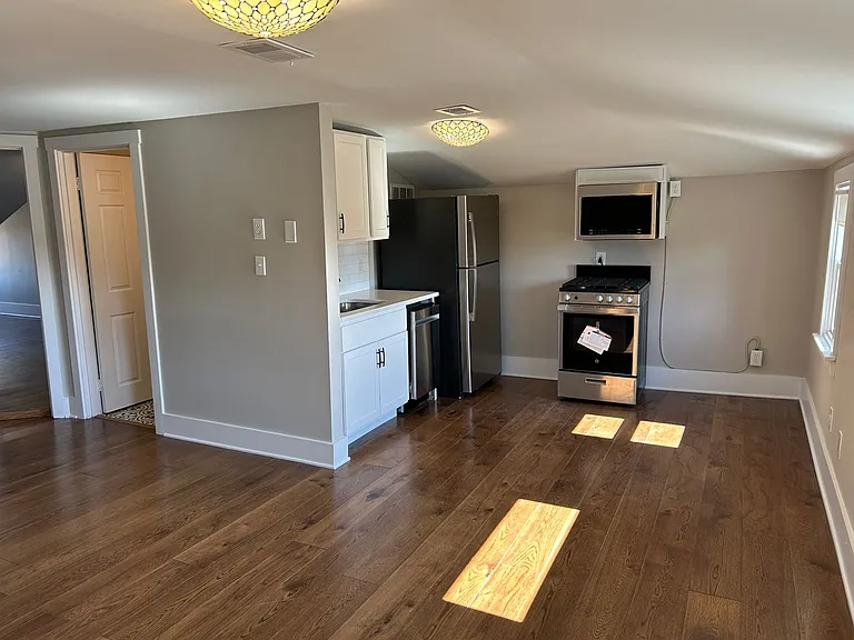 176 N Broadway #3 — Photo 17