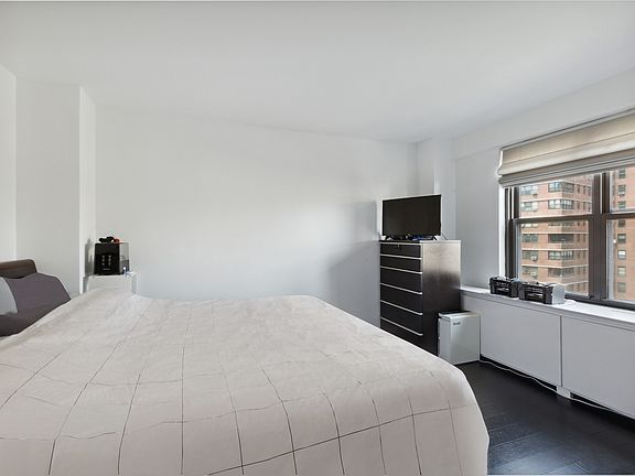 5th image of 266 Broadway APT B904