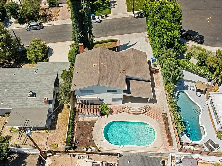 21816 Providencia St — Photo 5