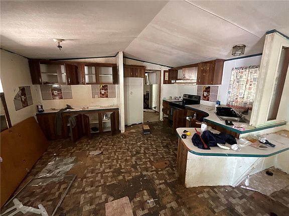 3rd image of 220 Oak St