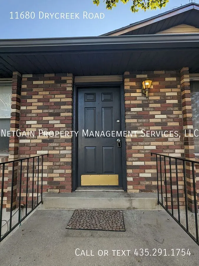 Pet Friendly 4 Bedroom Home in Sandy — Photo 3