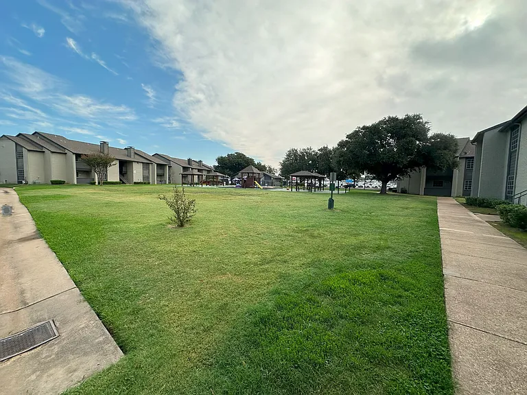the courts of beford — Photo 16