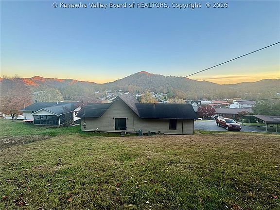 3rd image of 90 Dogwood Ln