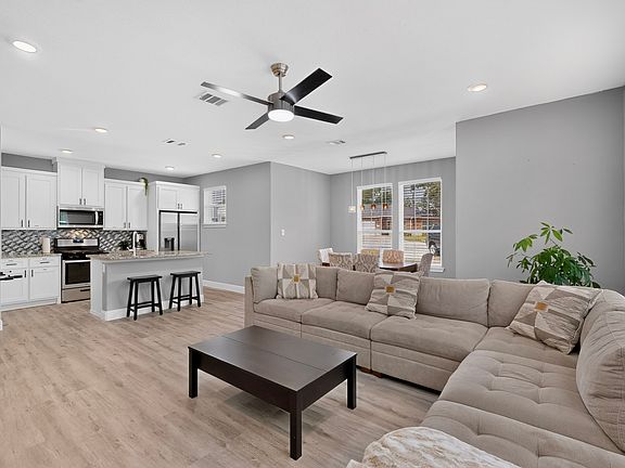 4th image of 909 Marcellus Ct