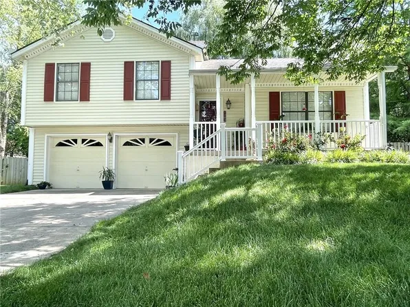 1203 Huntington Ln, Greenwood, MO 64034