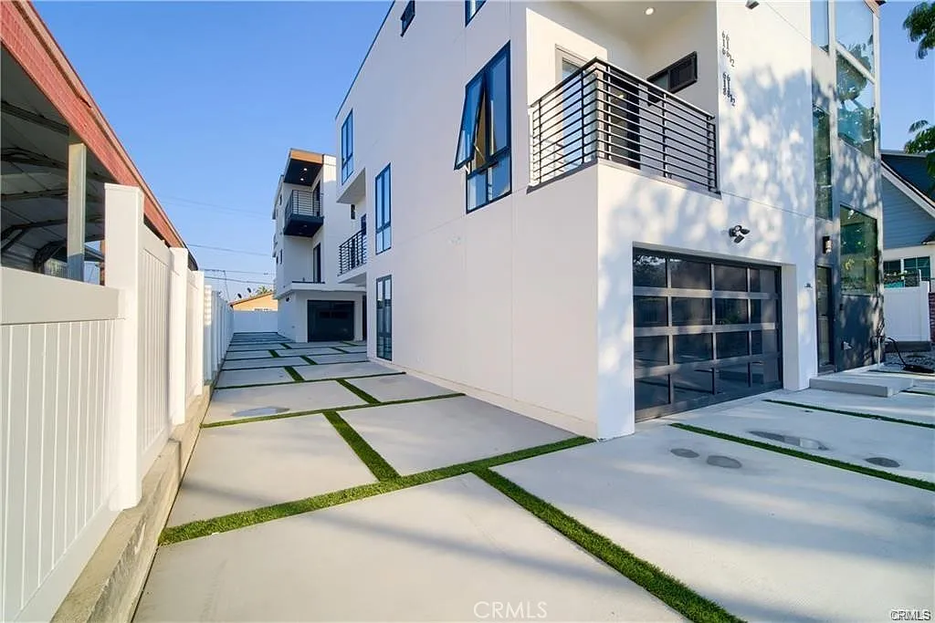 3 bed, 3.5 bath, 1829 sqft, $4,750 — Photo 4