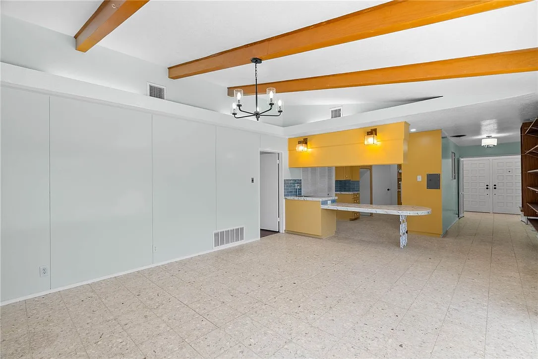 3 bed, 2.5 bath, 2303 sqft, $2,800 — Photo 4