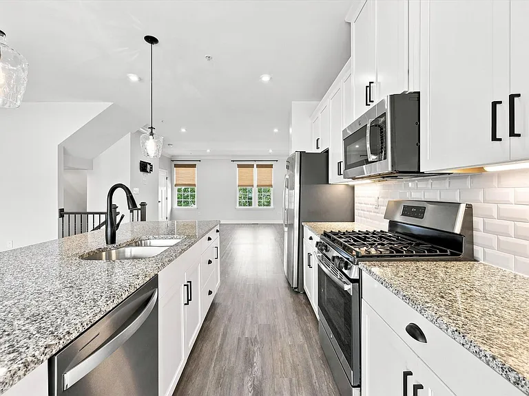 523 E Union St — Photo 6