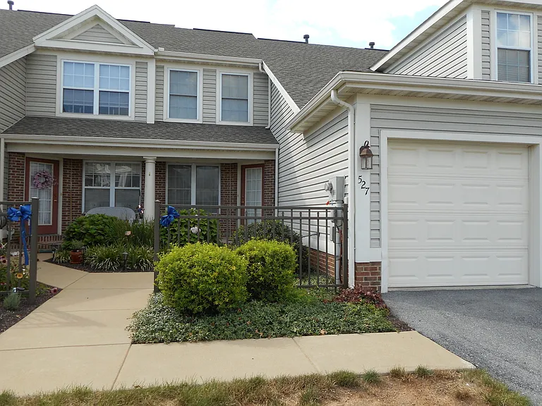 527 Oak Hill Ln — Photo 1