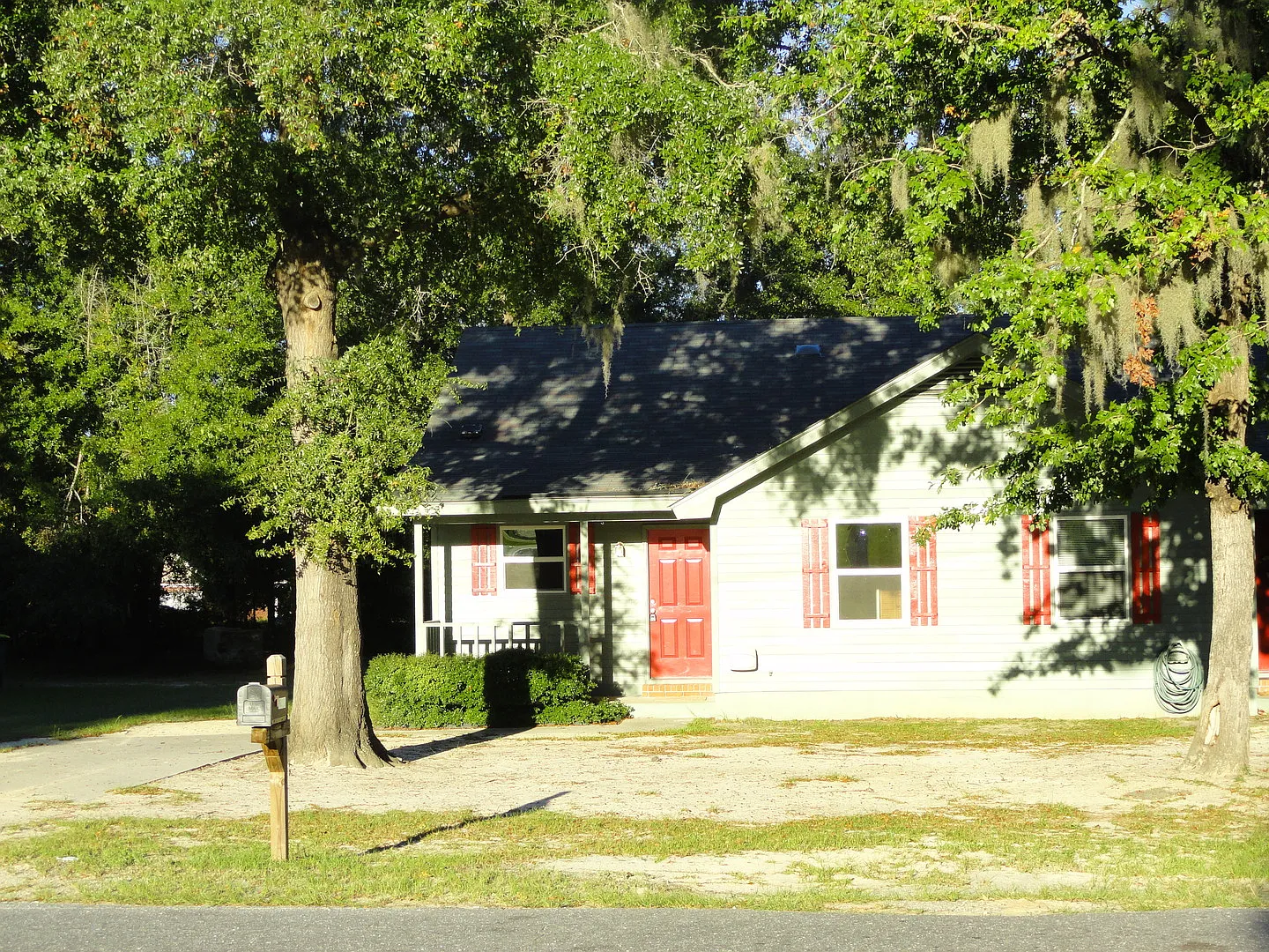 Ash Street (1037) — Photo 3