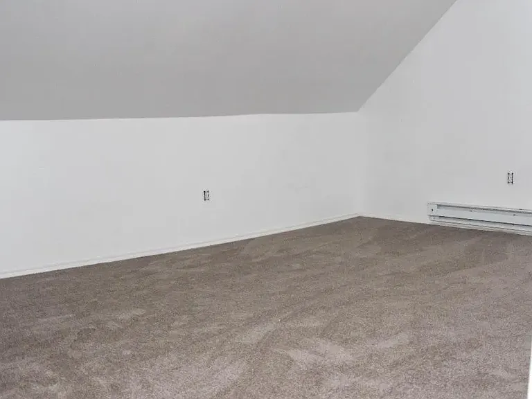 562-564 W Market St #A — Photo 6