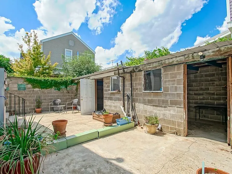 2415 Chippewa St — Photo 14