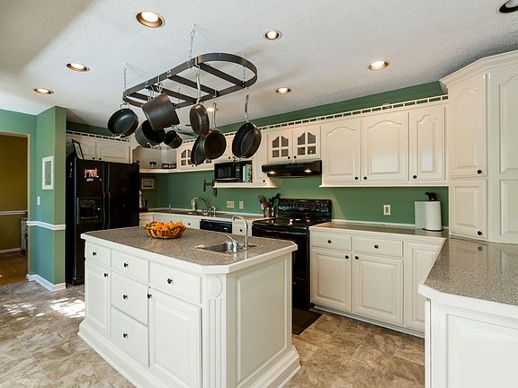 4th image of 126 Valley View St