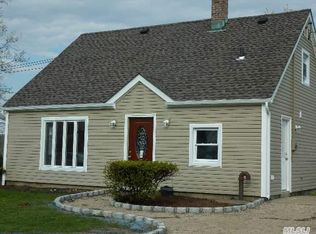 55 Oak Tree Ln, Levittown, NY 11756