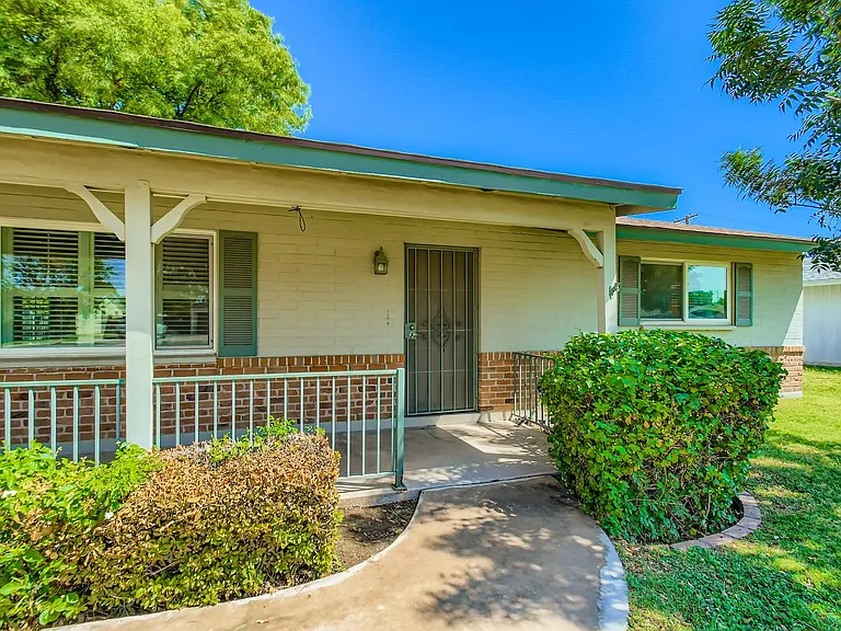 4020 E Earll Dr — Photo 3