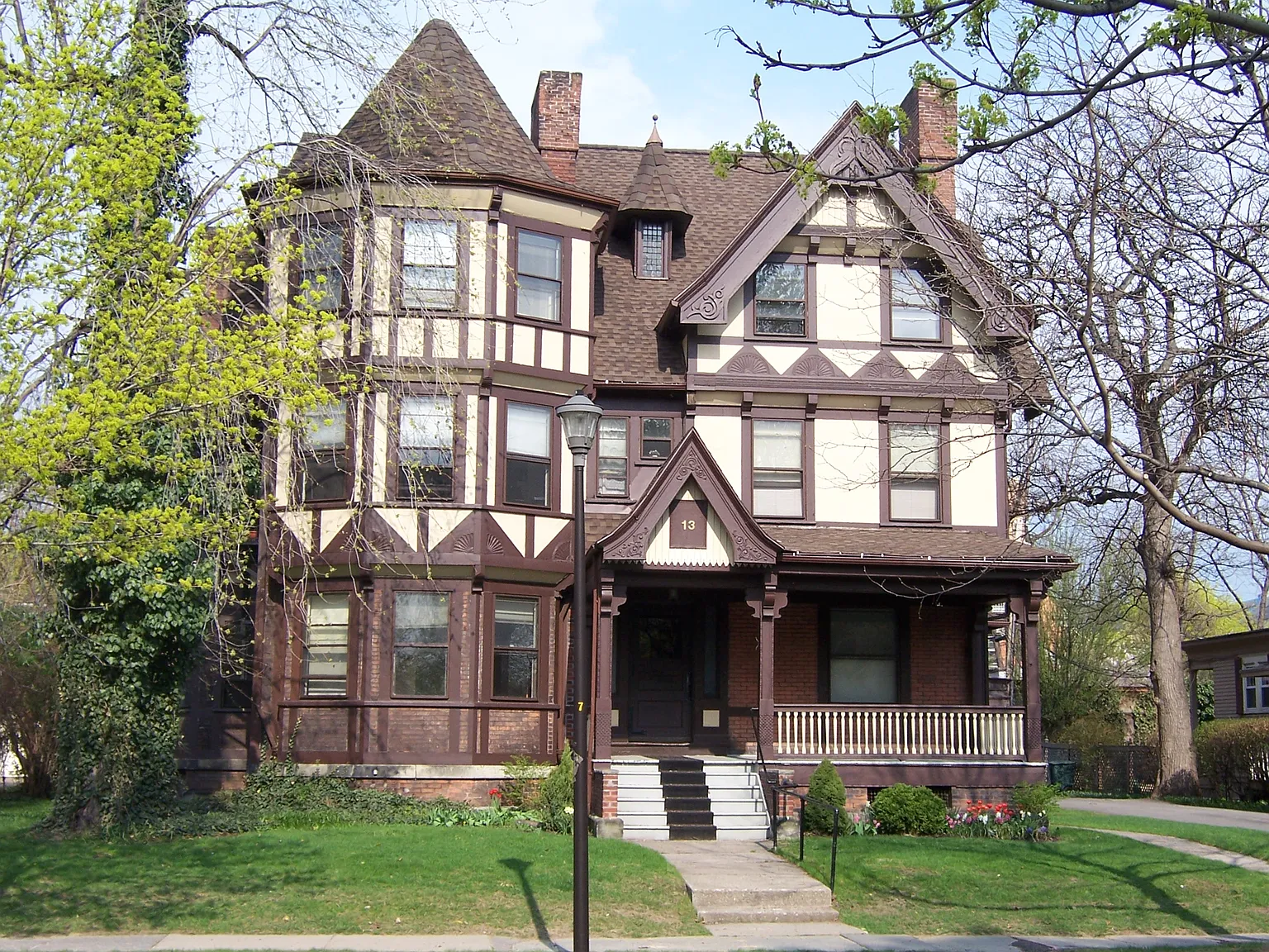 13 Goodman St S — Photo 1