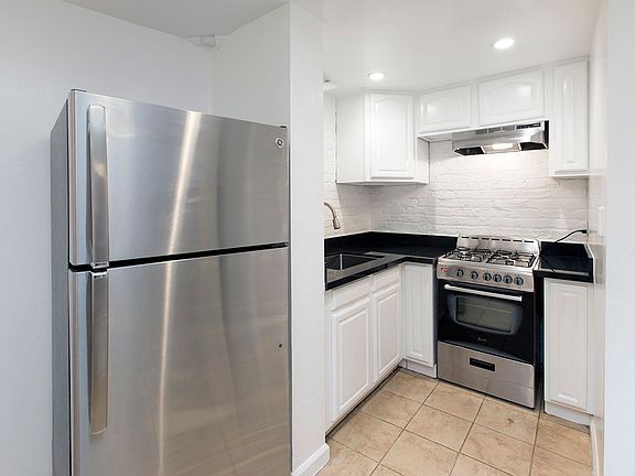 2nd image of 839 Jones St APT 17