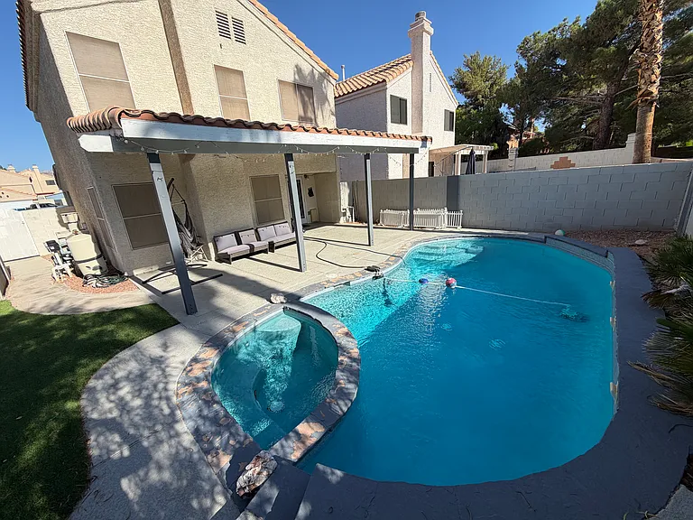 3004 Ocean View Dr — Photo 2