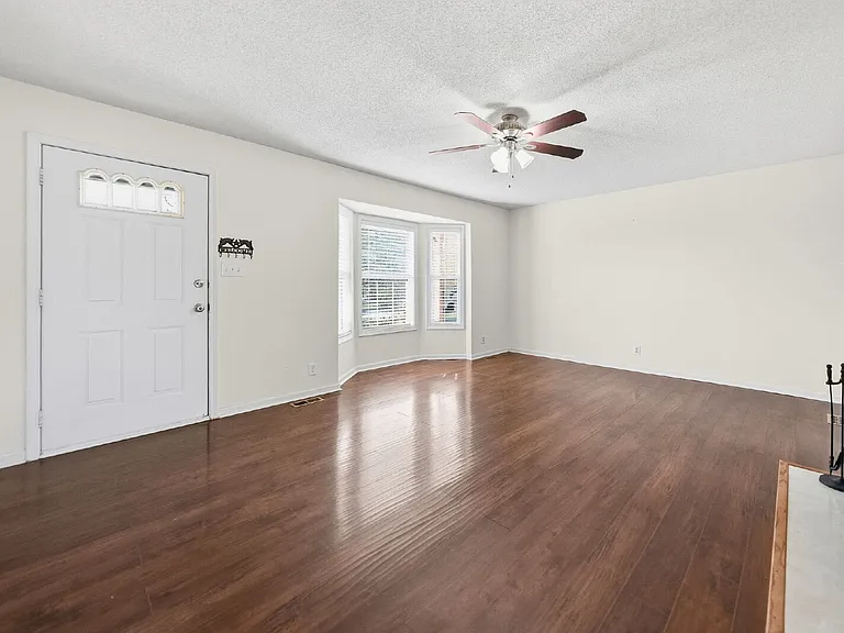 1361 Jenny Ln — Photo 4