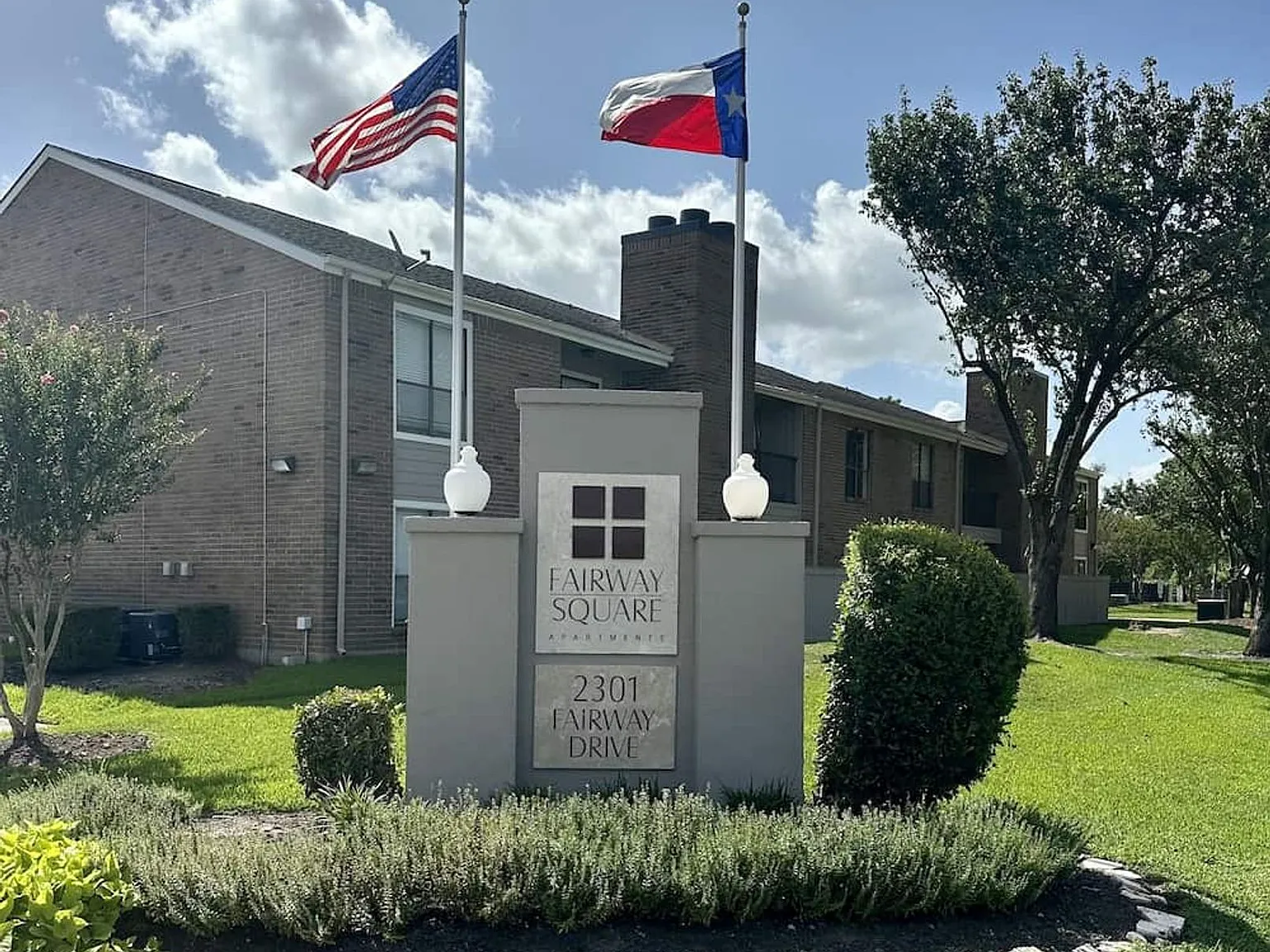 Fairway Square Apartments — Photo 1