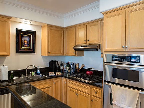 Kitchen with Breakfast Bar