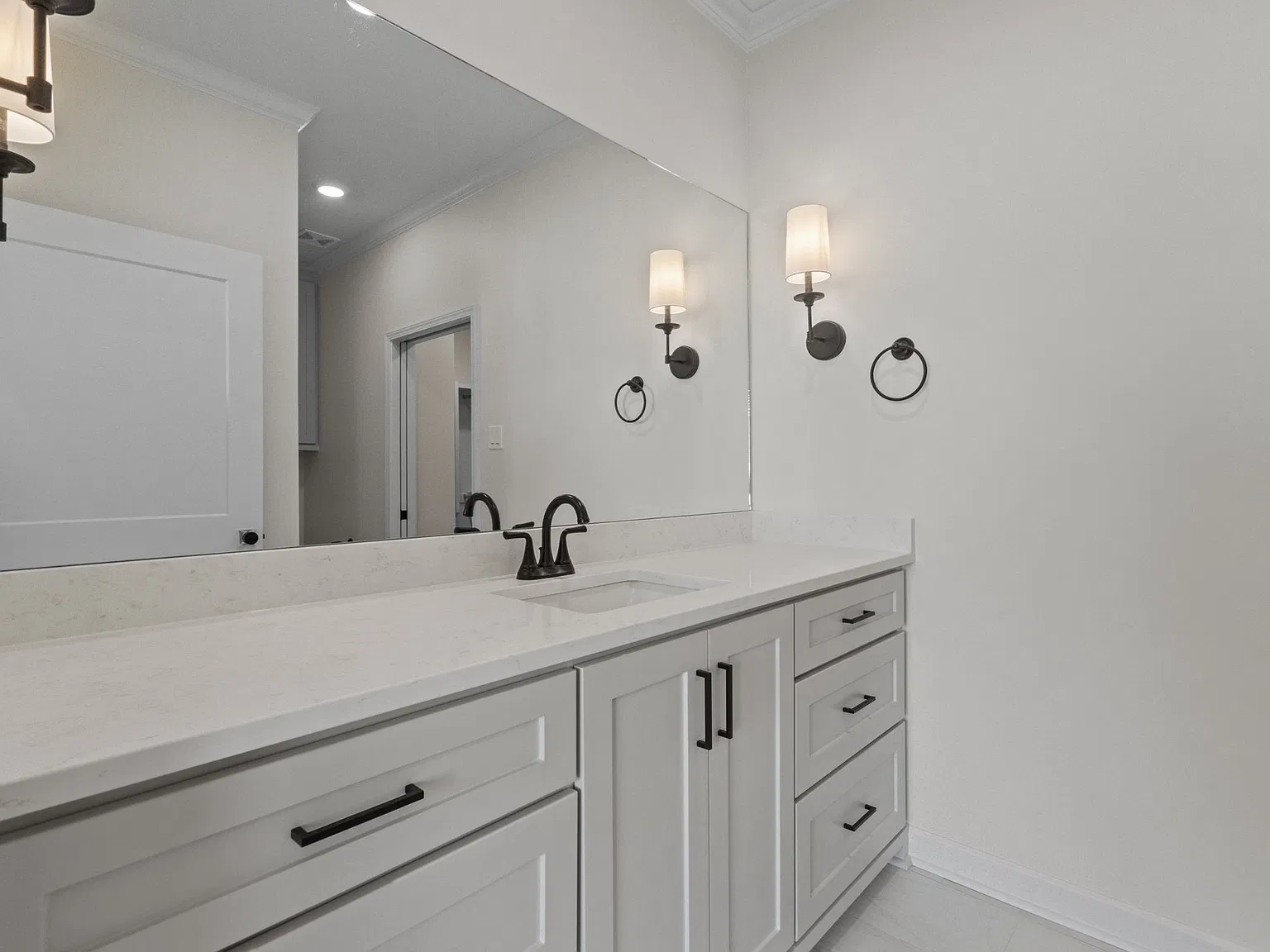 2 bed, 1610 sqft, $2,550 — Photo 4